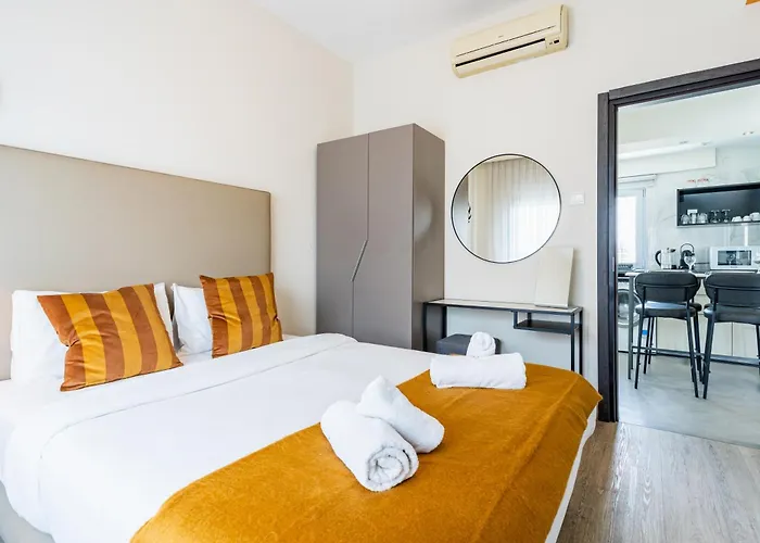 Local Host Living - Signature In *