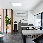 Local Host Living - Signature In Apartment *