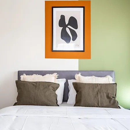 Local Host Living - Signature In *