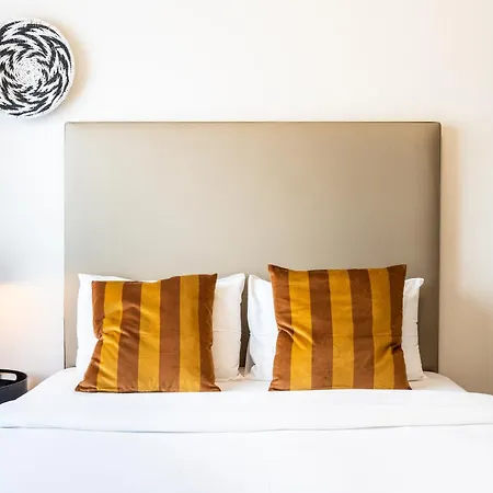 Local Host Living - Signature In Daire